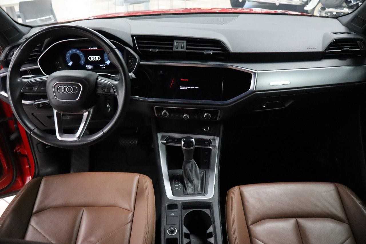 Audi Q3 Vehicle Full-screen Gallery Image 12