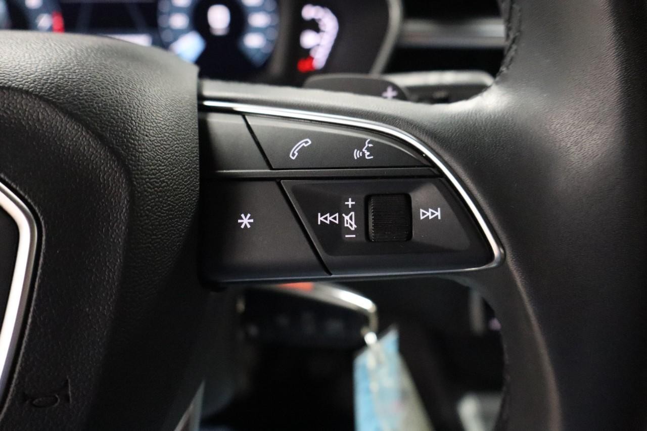 Audi Q3 Vehicle Full-screen Gallery Image 14