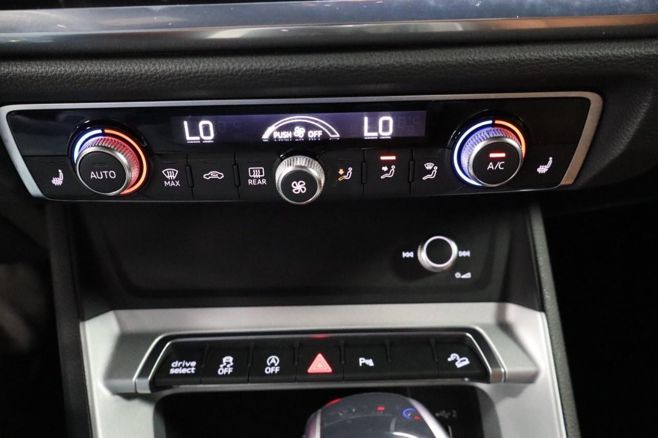 Audi Q3 Vehicle Full-screen Gallery Image 16