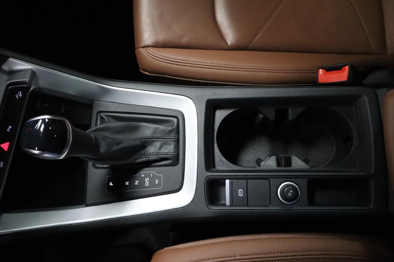 Audi Q3 Vehicle Full-screen Gallery Image 17