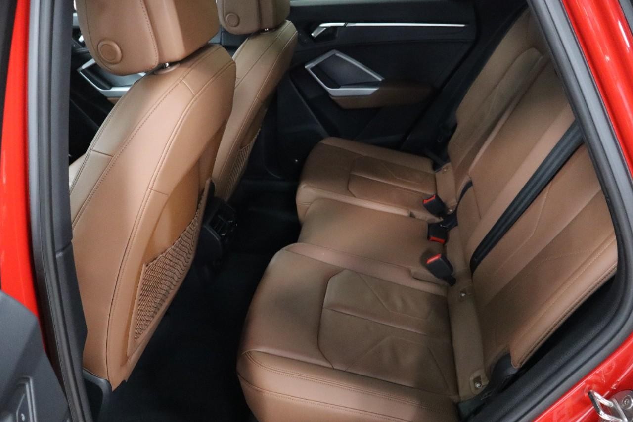 Audi Q3 Vehicle Full-screen Gallery Image 19
