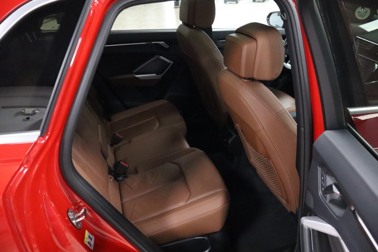 Audi Q3 Vehicle Full-screen Gallery Image 22
