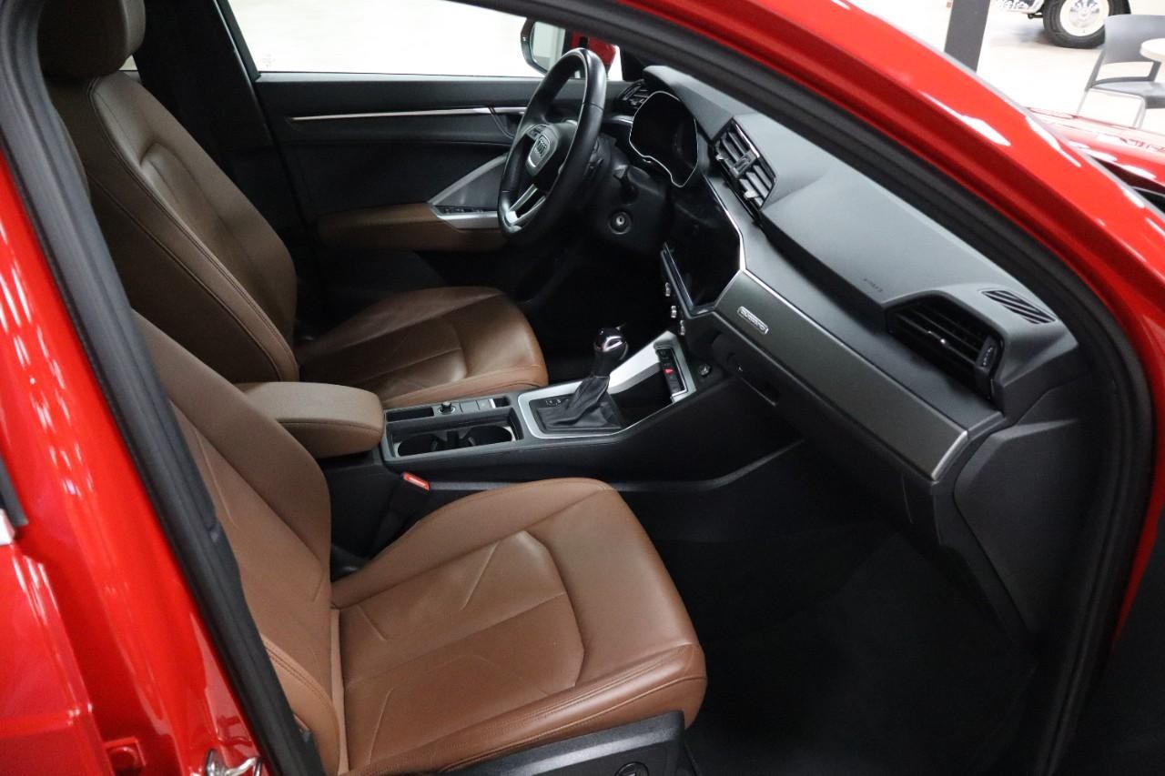 Audi Q3 Vehicle Full-screen Gallery Image 23
