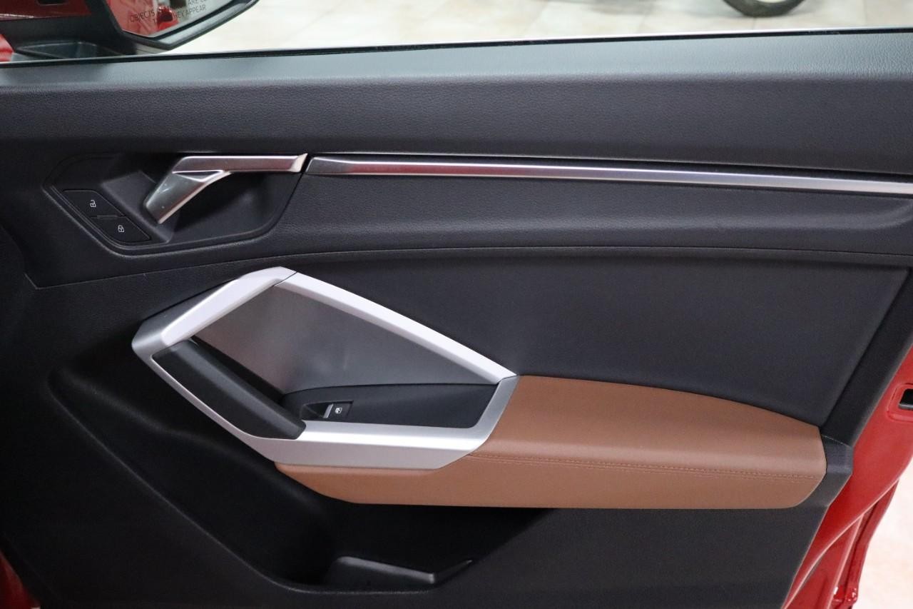 Audi Q3 Vehicle Full-screen Gallery Image 24