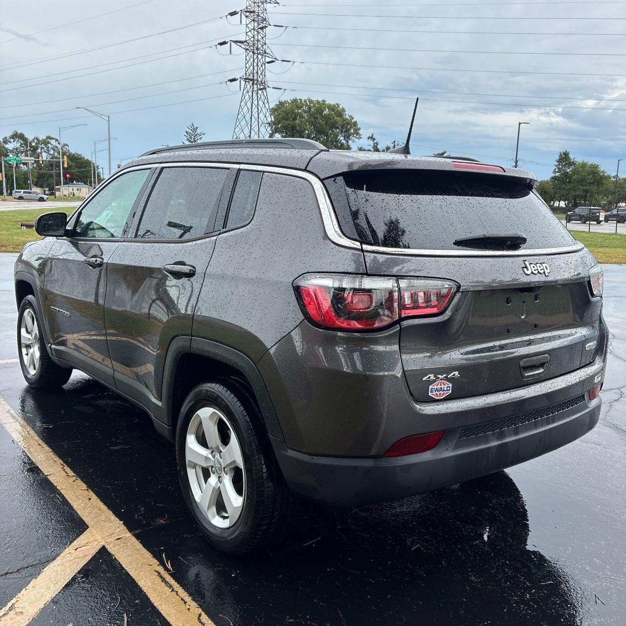Jeep Compass Vehicle Full-screen Gallery Image 3