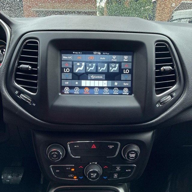 Jeep Compass Vehicle Full-screen Gallery Image 15
