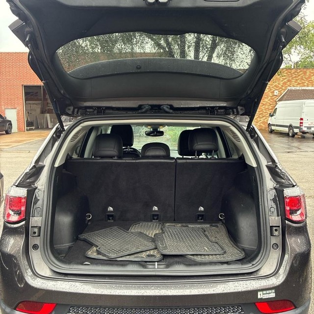 Jeep Compass Vehicle Full-screen Gallery Image 18