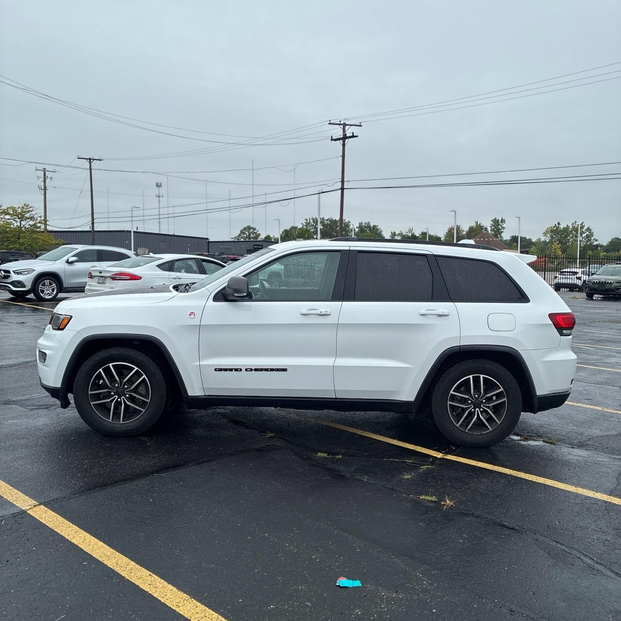Jeep Grand Cherokee Vehicle Full-screen Gallery Image 3