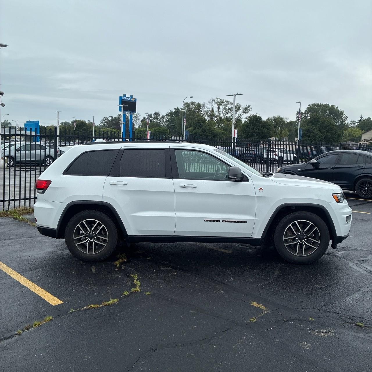 Jeep Grand Cherokee Vehicle Full-screen Gallery Image 4