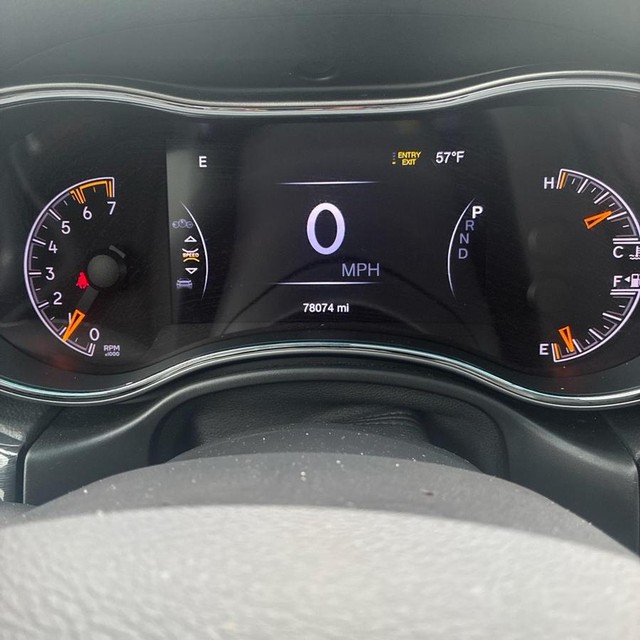 Jeep Grand Cherokee Vehicle Full-screen Gallery Image 17