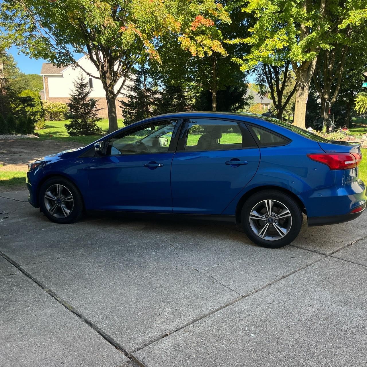 Ford Focus Vehicle Full-screen Gallery Image 2