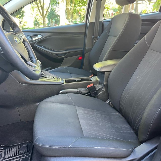 Ford Focus Vehicle Full-screen Gallery Image 9