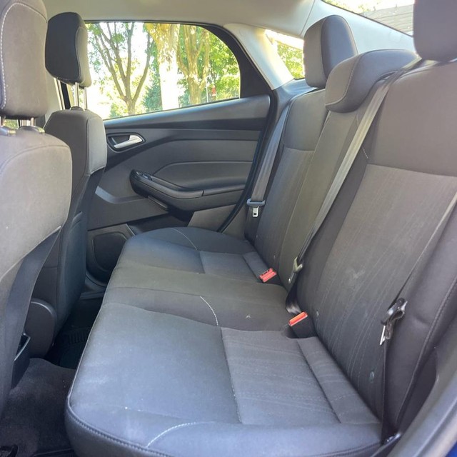 Ford Focus Vehicle Full-screen Gallery Image 11