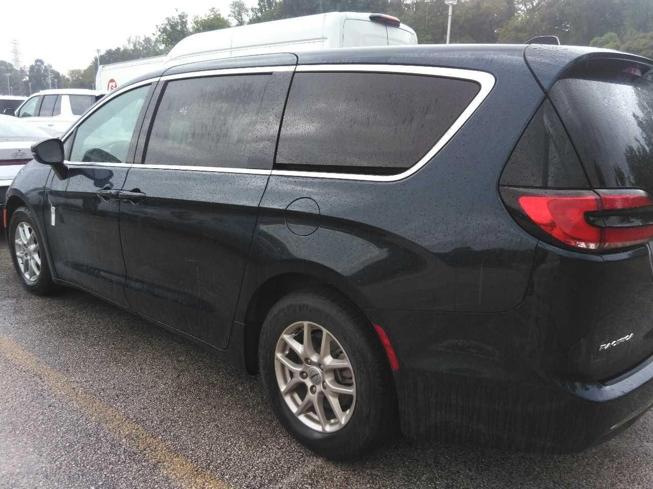 Chrysler Pacifica Vehicle Full-screen Gallery Image 2