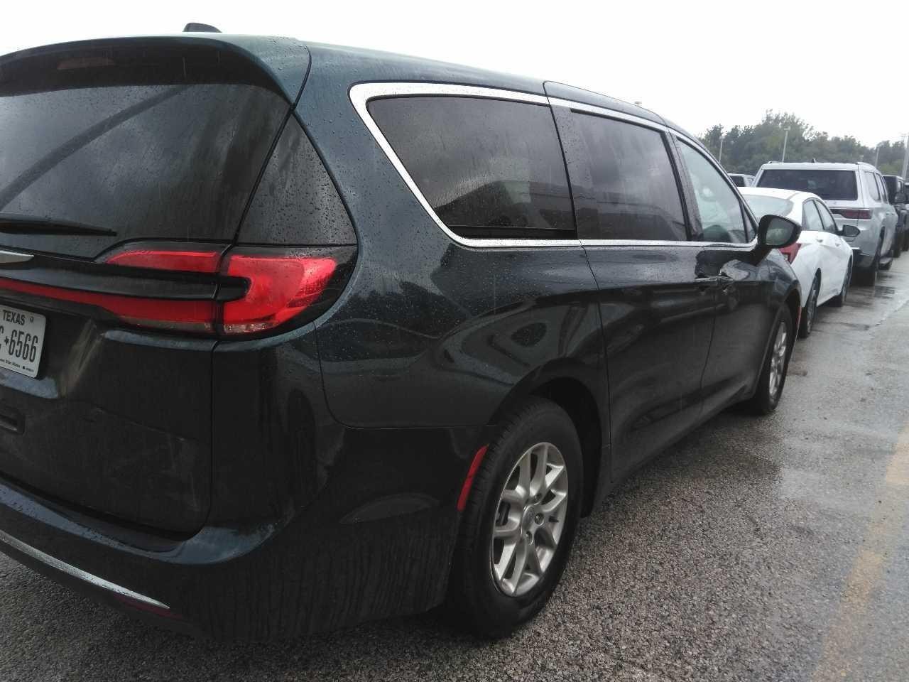 Chrysler Pacifica Vehicle Full-screen Gallery Image 3