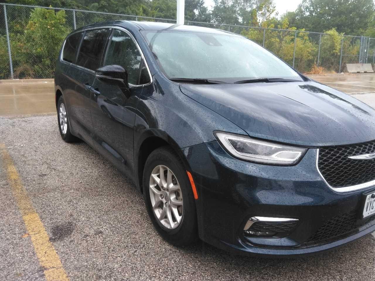Chrysler Pacifica Vehicle Full-screen Gallery Image 4
