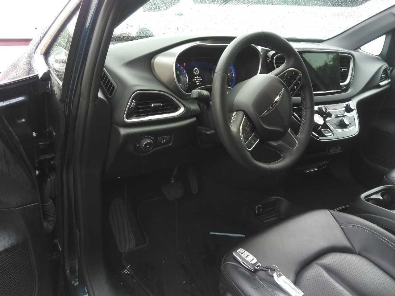 Chrysler Pacifica Vehicle Full-screen Gallery Image 5
