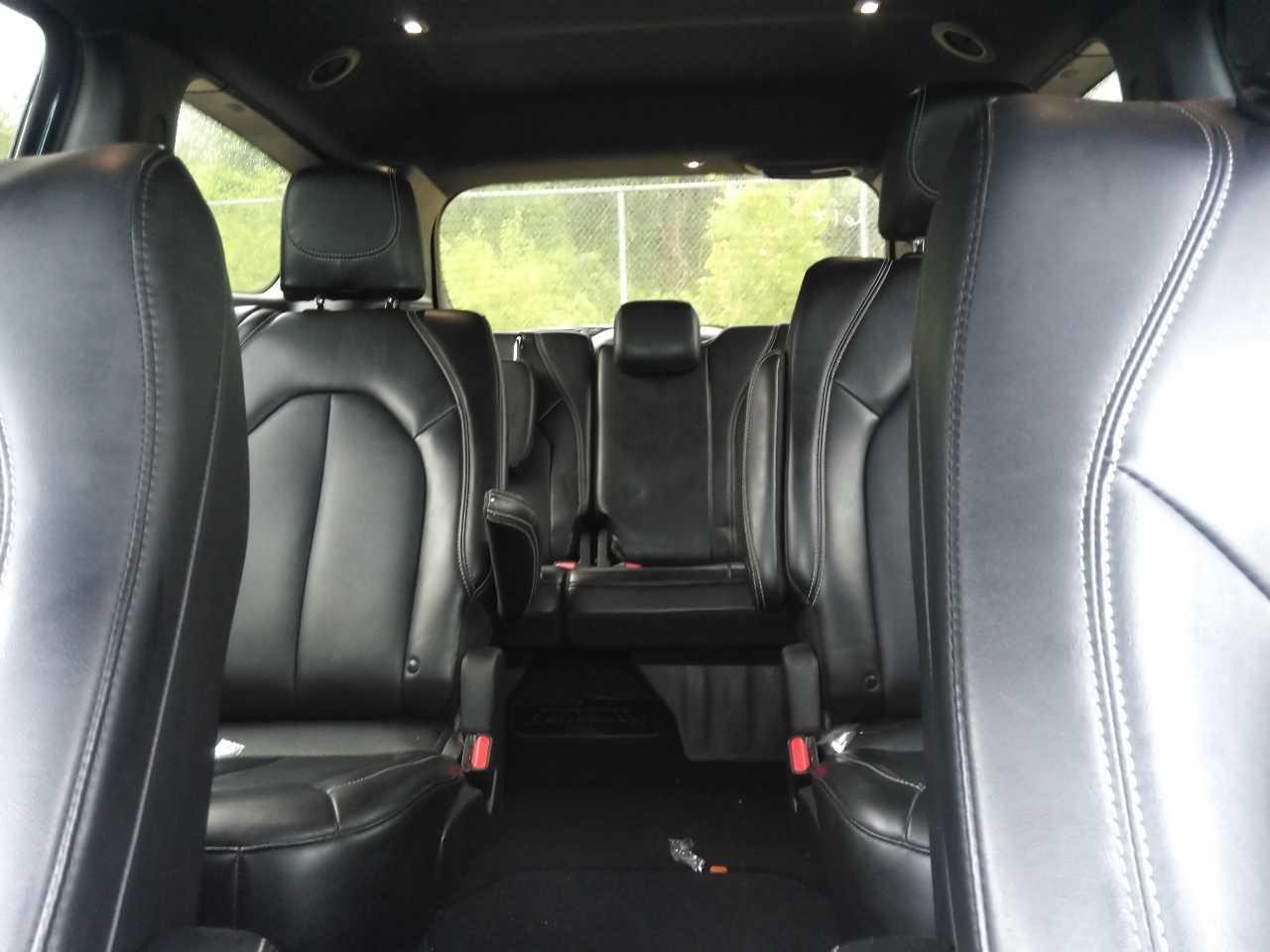 Chrysler Pacifica Vehicle Full-screen Gallery Image 7