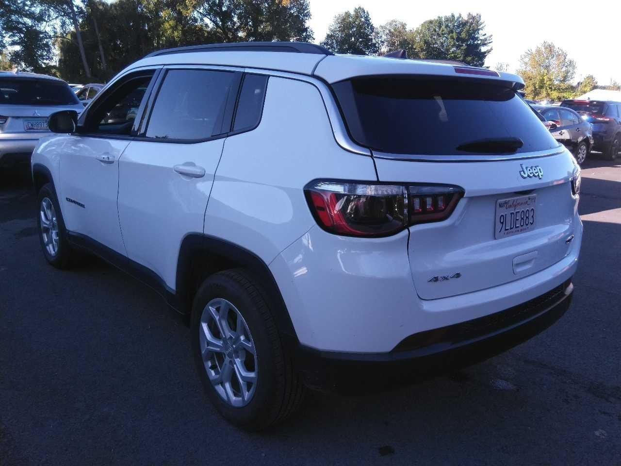 Jeep Compass Vehicle Full-screen Gallery Image 2