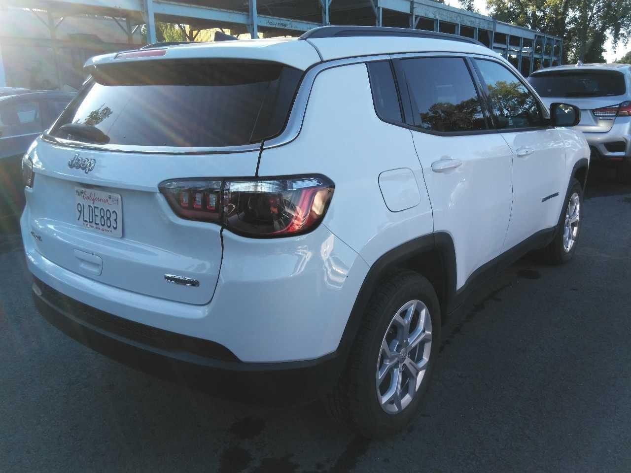 Jeep Compass Vehicle Full-screen Gallery Image 3