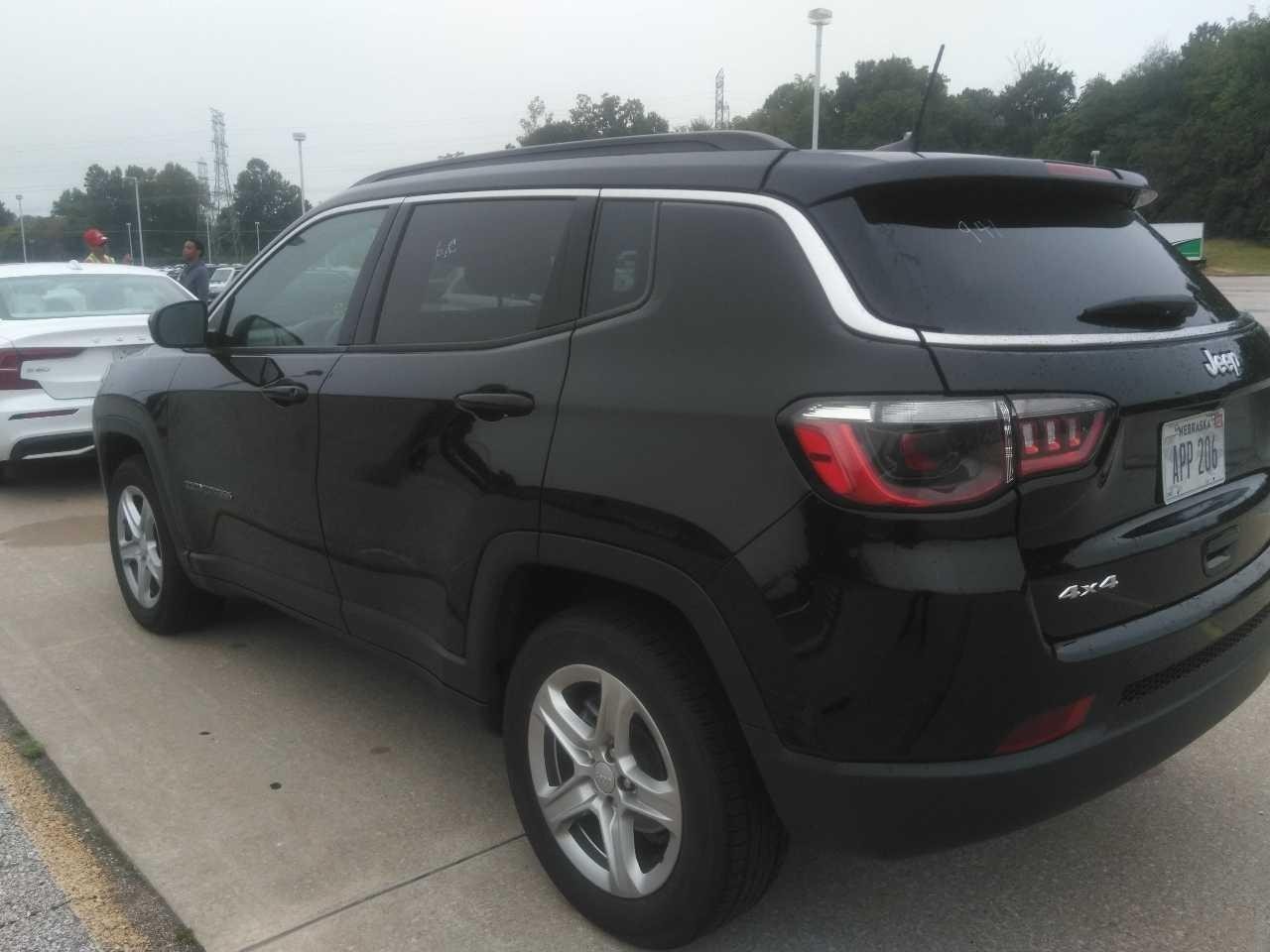 Jeep Compass Vehicle Full-screen Gallery Image 2