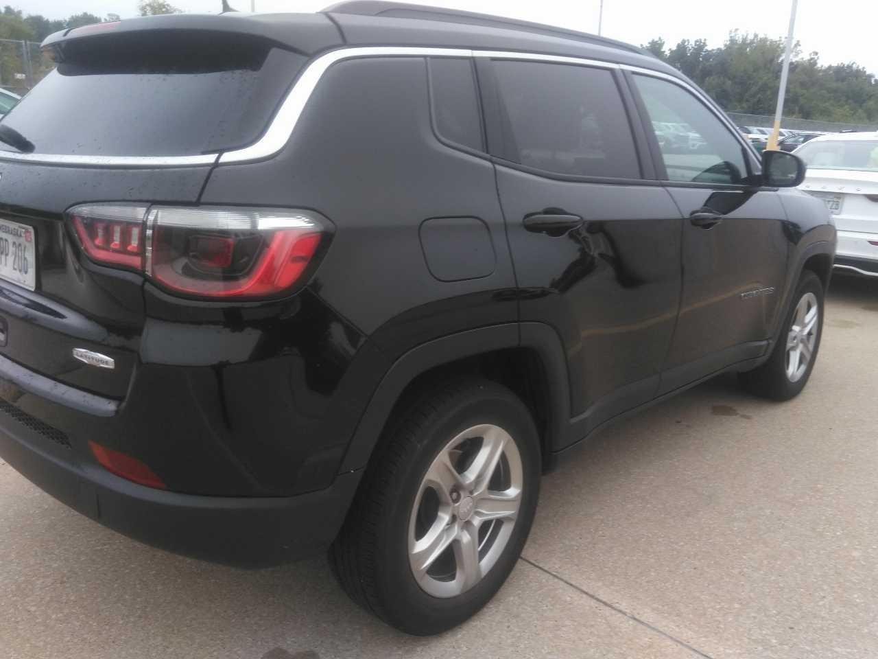 Jeep Compass Vehicle Full-screen Gallery Image 3