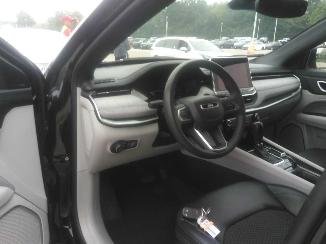 Jeep Compass Vehicle Full-screen Gallery Image 5