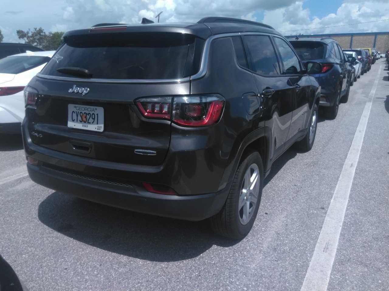 Jeep Compass Vehicle Full-screen Gallery Image 3
