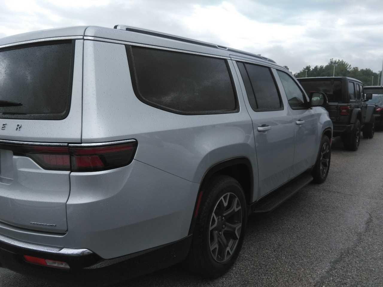 Jeep Wagoneer L Vehicle Full-screen Gallery Image 3