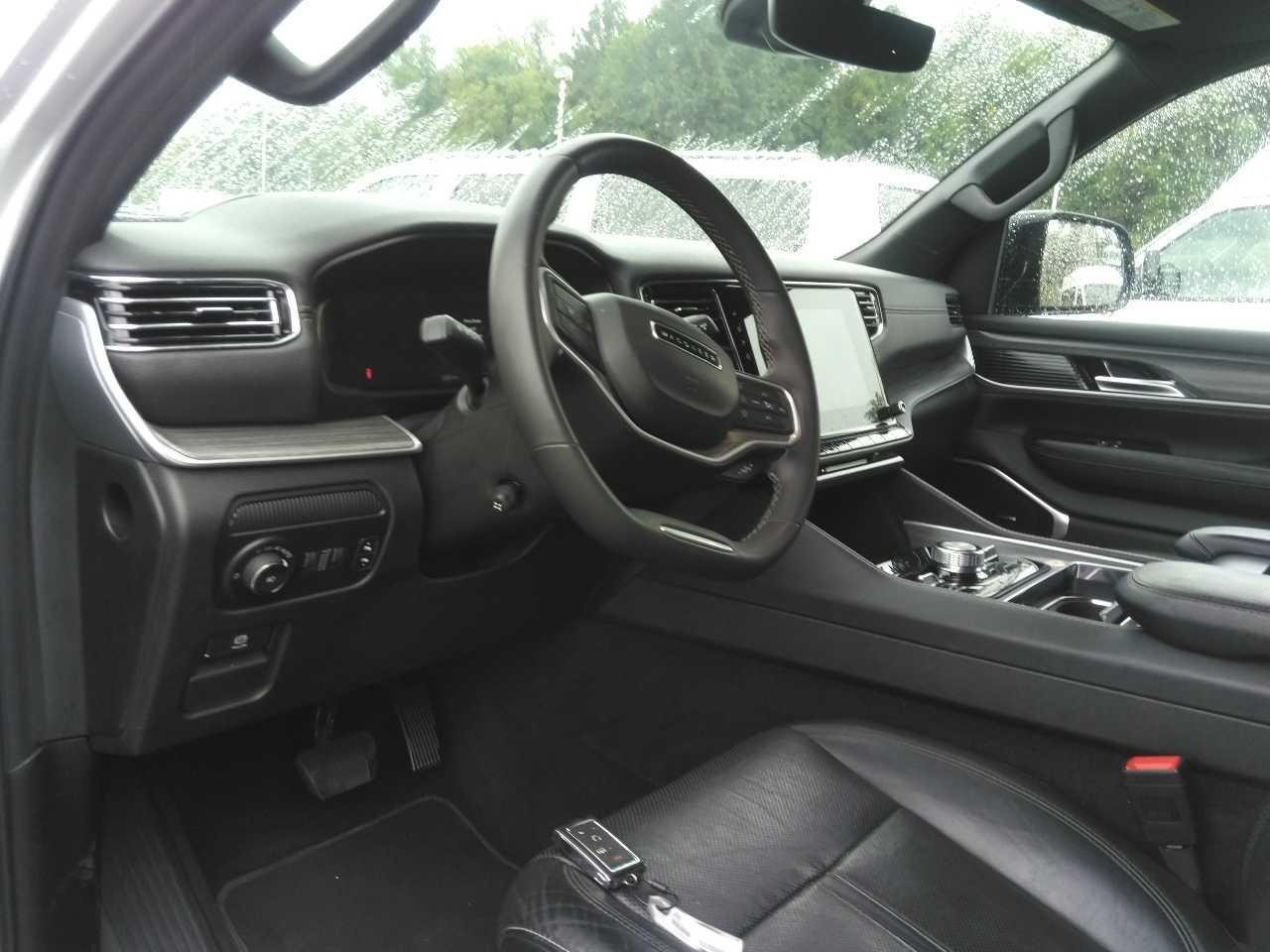 Jeep Wagoneer L Vehicle Full-screen Gallery Image 5