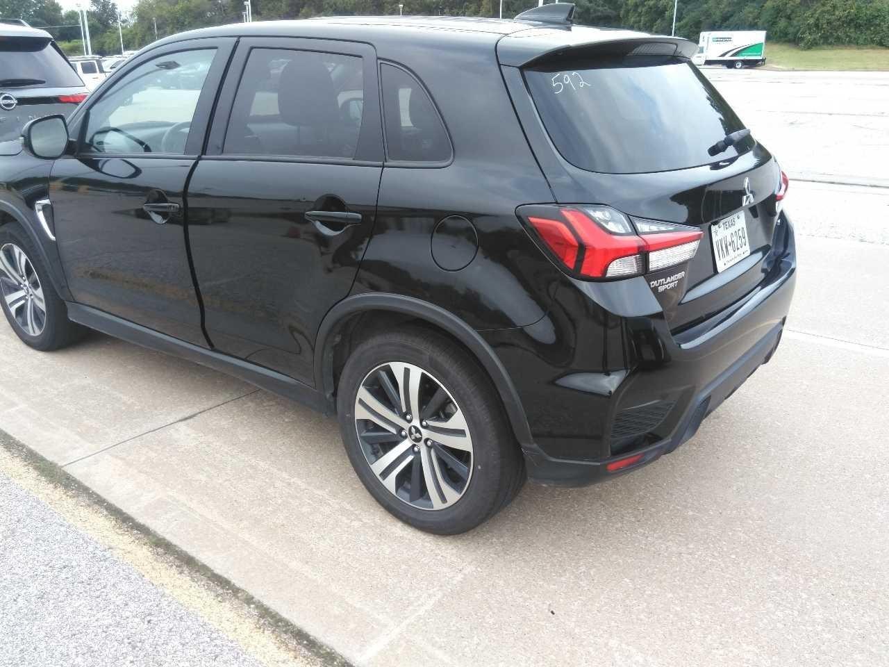 Mitsubishi Outlander Sport Vehicle Full-screen Gallery Image 2
