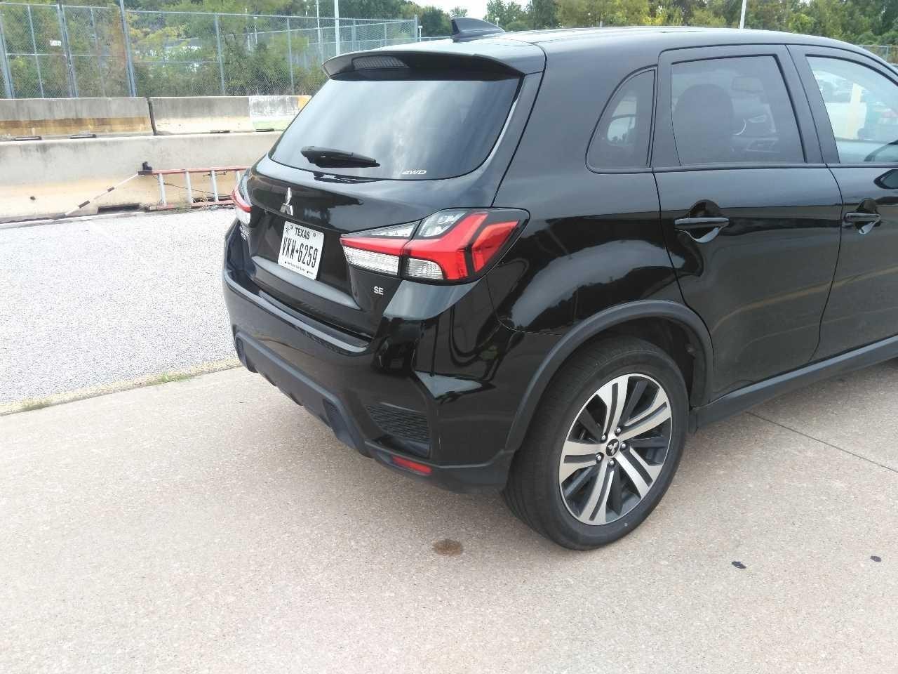 Mitsubishi Outlander Sport Vehicle Full-screen Gallery Image 3