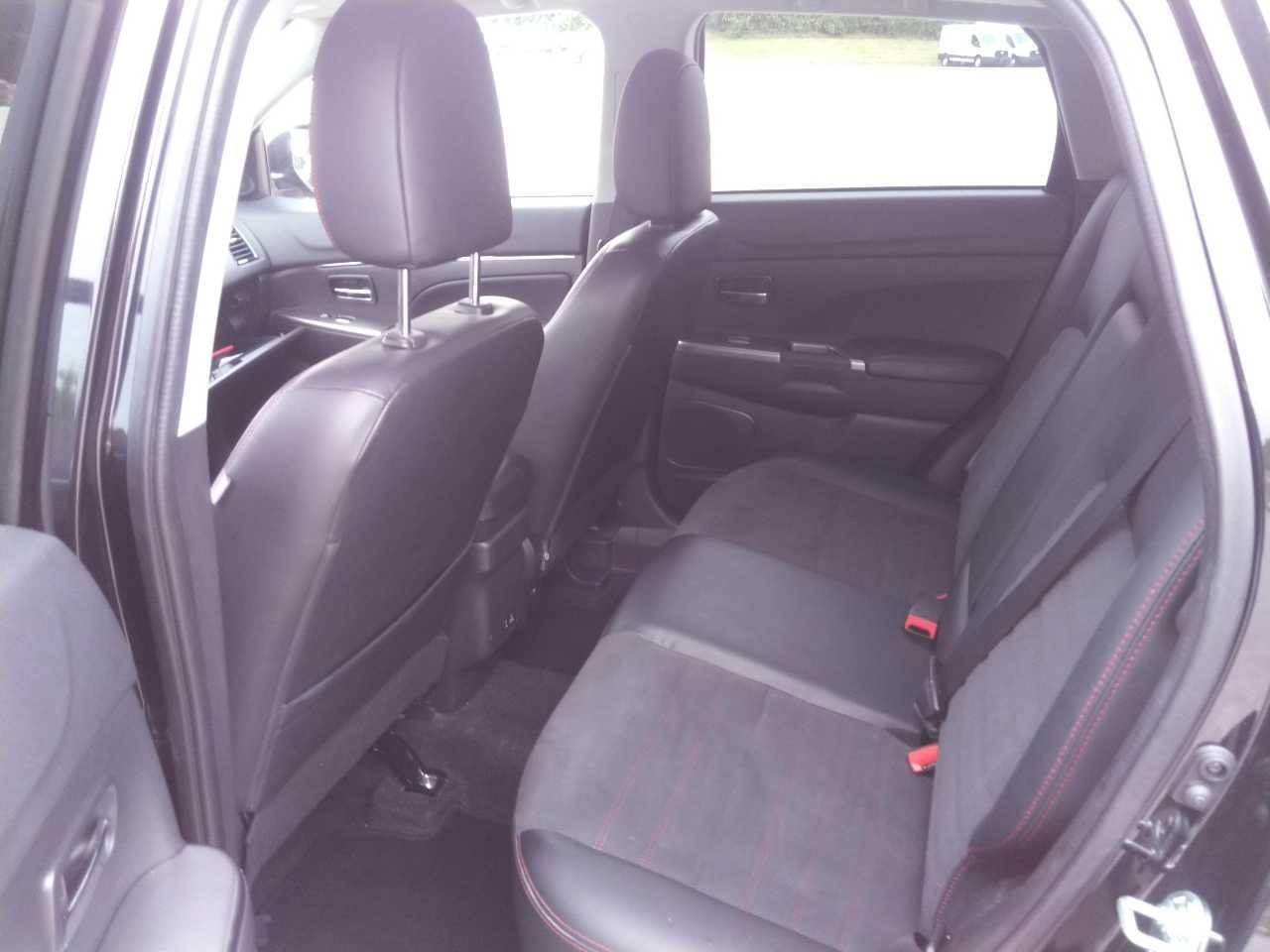 Mitsubishi Outlander Sport Vehicle Full-screen Gallery Image 7