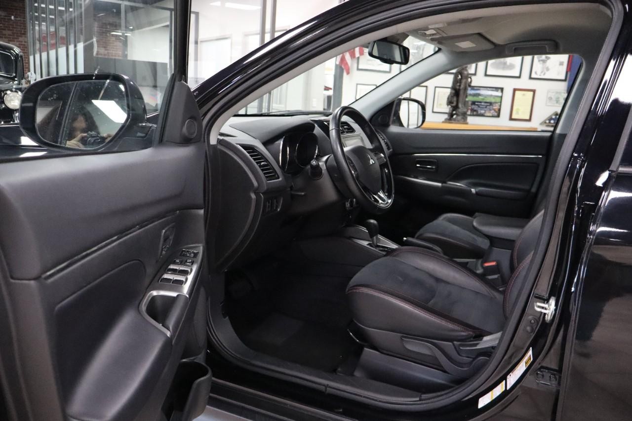 Mitsubishi Outlander Sport Vehicle Full-screen Gallery Image 10