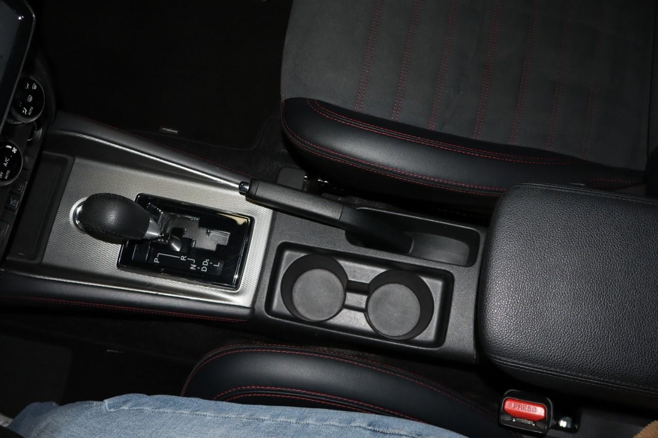 Mitsubishi Outlander Sport Vehicle Full-screen Gallery Image 21