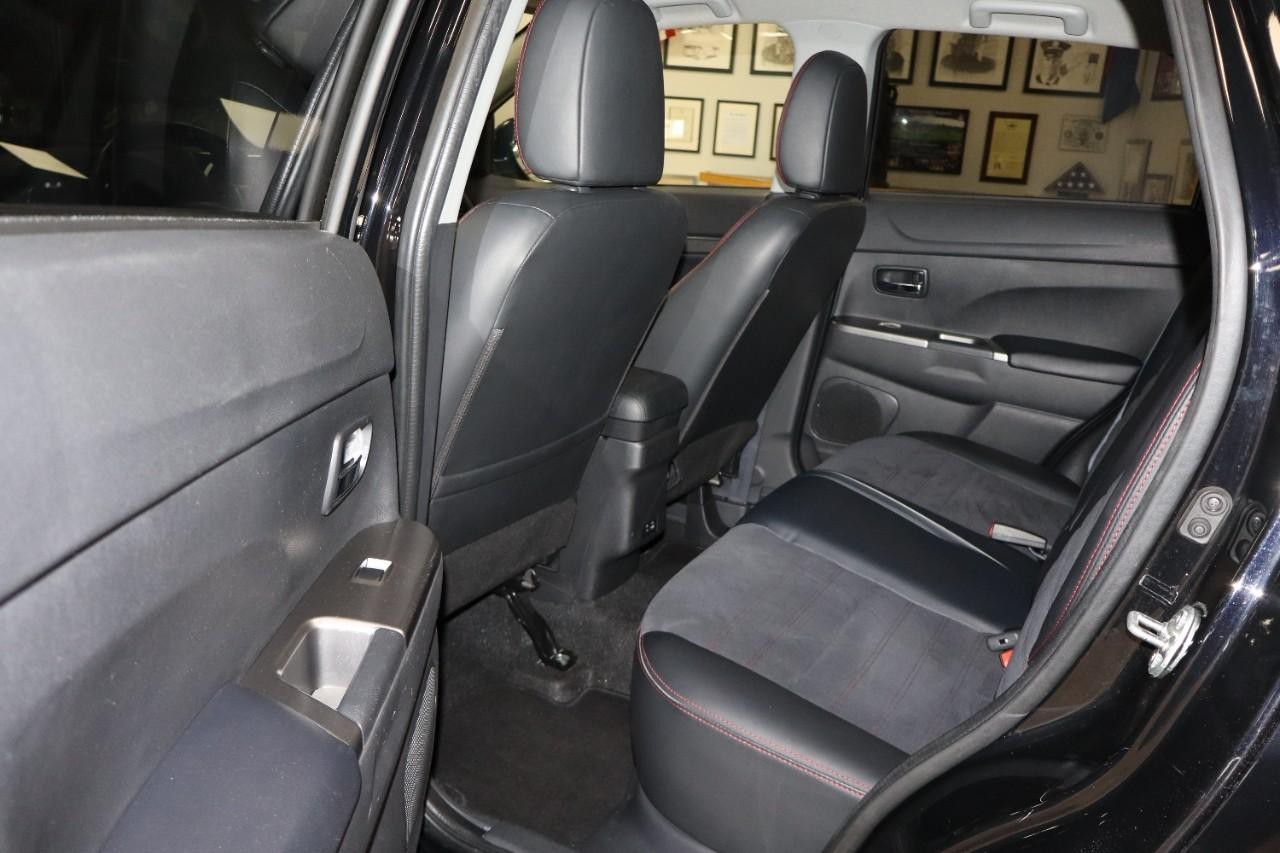 Mitsubishi Outlander Sport Vehicle Full-screen Gallery Image 22