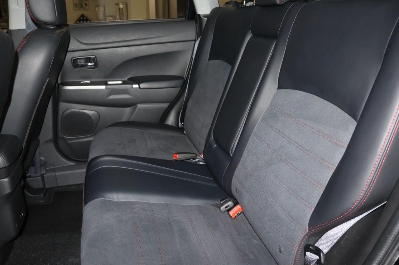Mitsubishi Outlander Sport Vehicle Full-screen Gallery Image 23