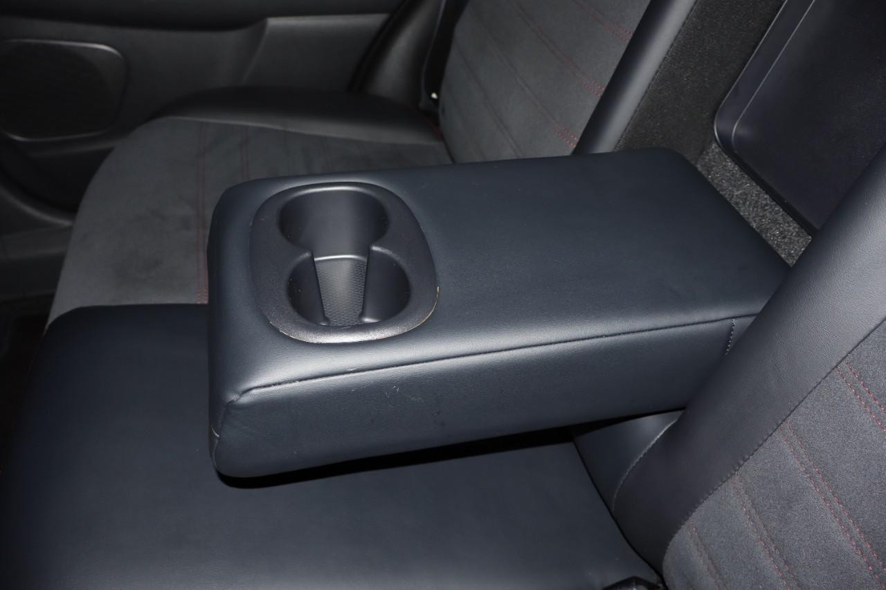 Mitsubishi Outlander Sport Vehicle Full-screen Gallery Image 24