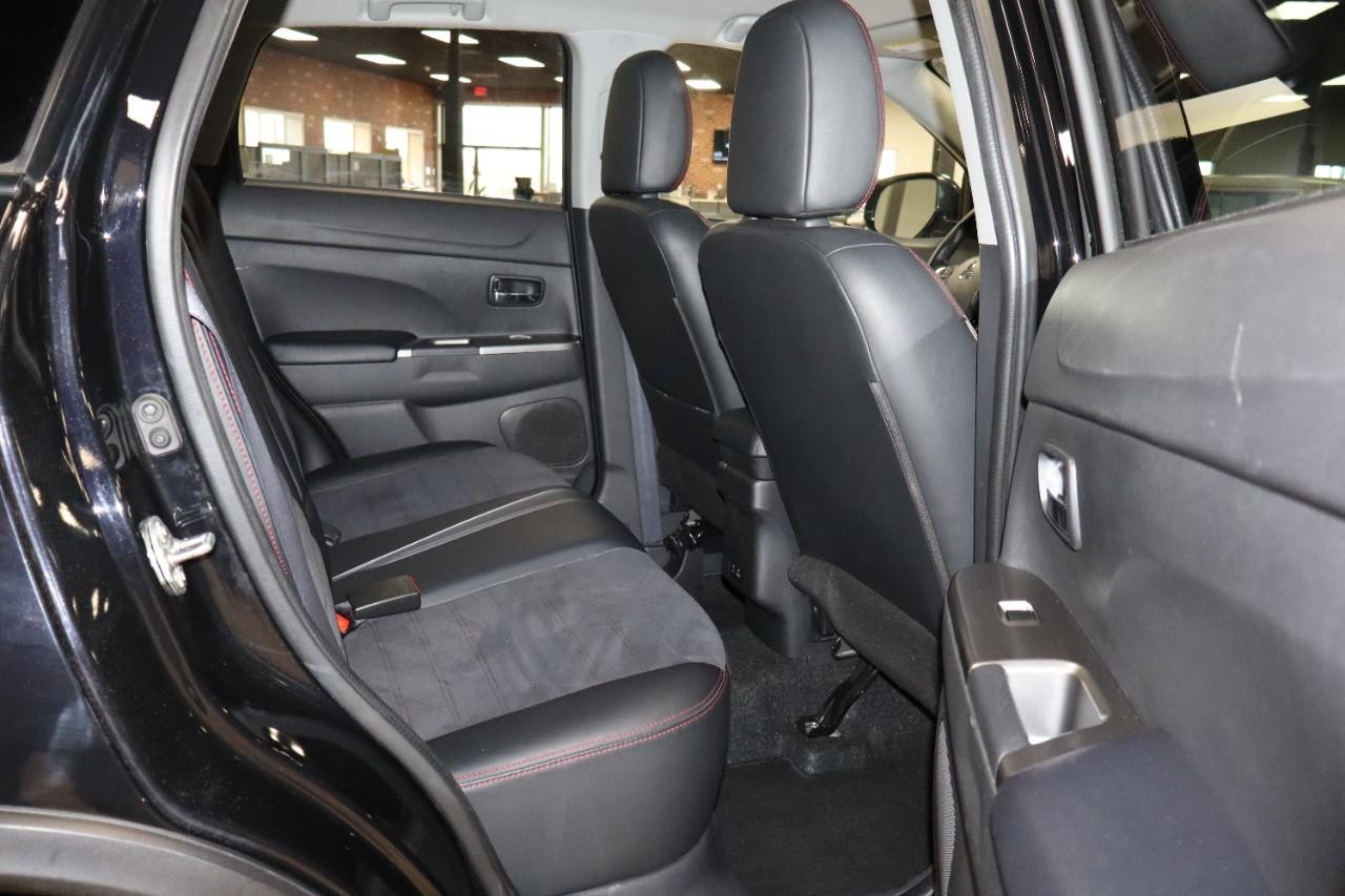 Mitsubishi Outlander Sport Vehicle Full-screen Gallery Image 26