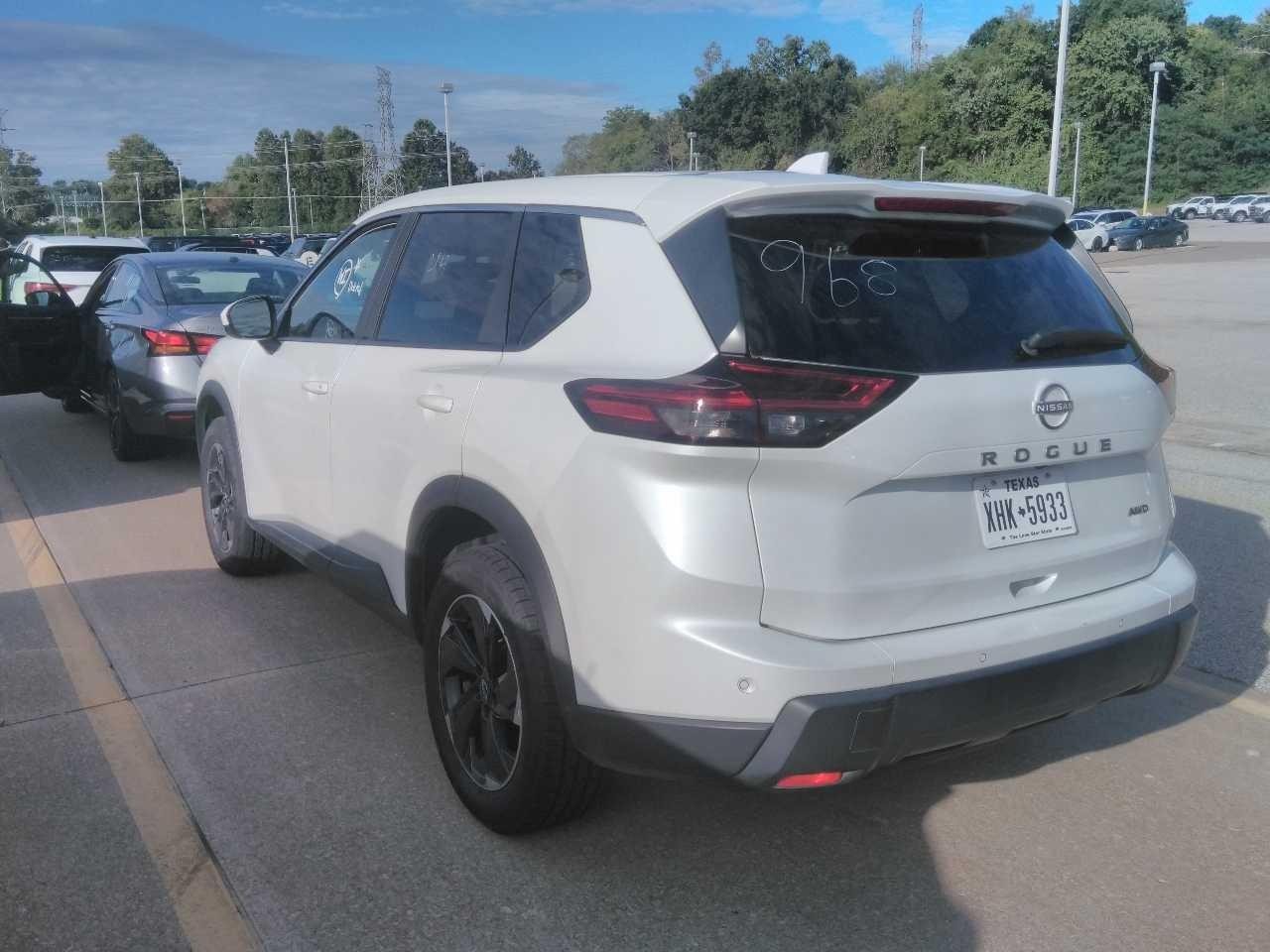 Nissan Rogue Vehicle Full-screen Gallery Image 2