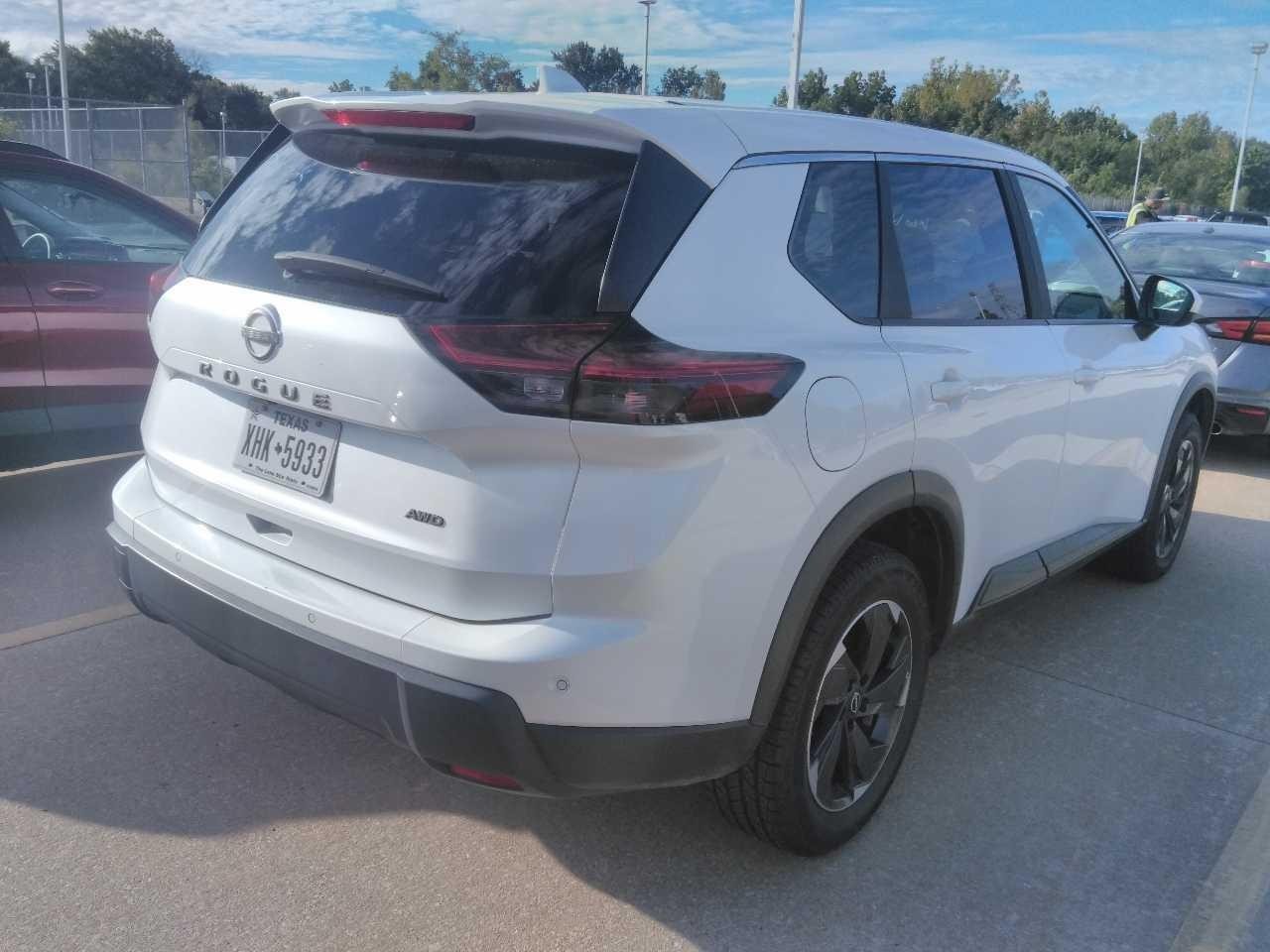 Nissan Rogue Vehicle Full-screen Gallery Image 3