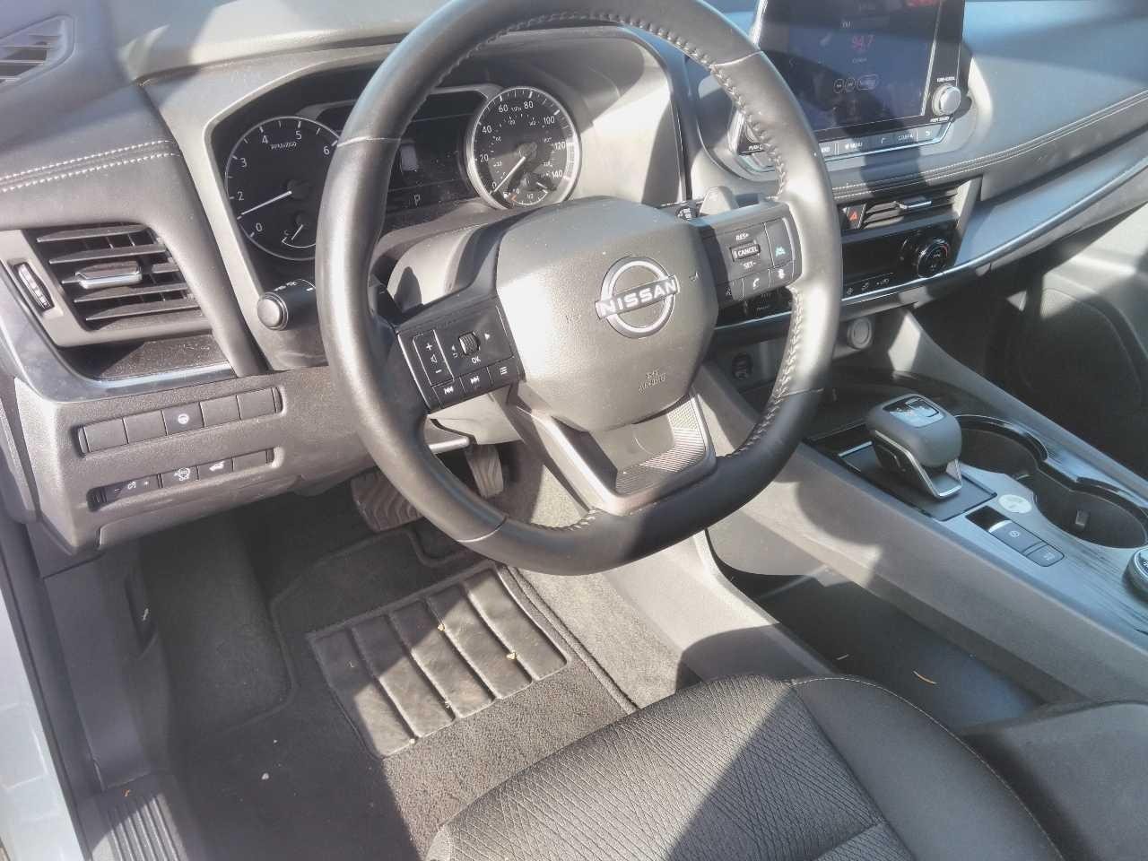 Nissan Rogue Vehicle Full-screen Gallery Image 5