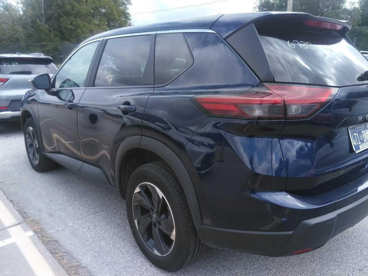 Nissan Rogue Vehicle Full-screen Gallery Image 2