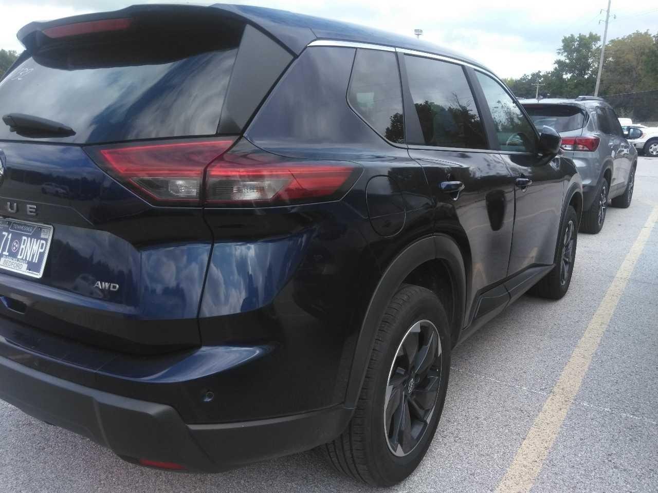 Nissan Rogue Vehicle Full-screen Gallery Image 3