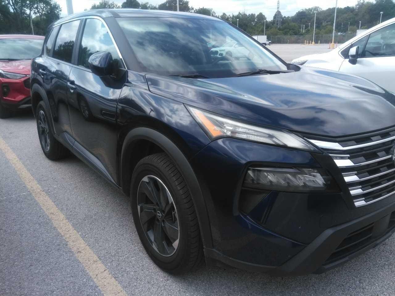 Nissan Rogue Vehicle Full-screen Gallery Image 4