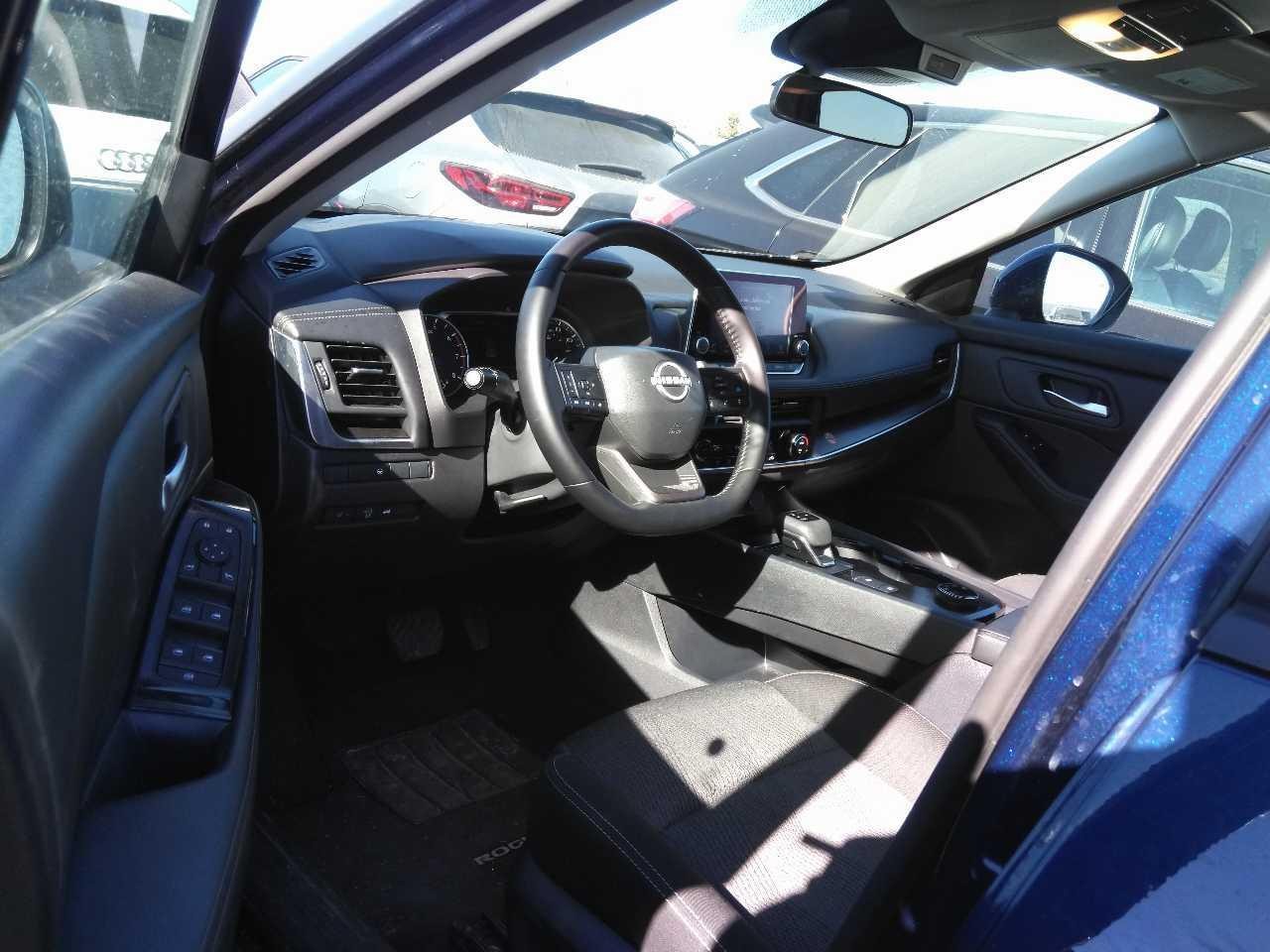 Nissan Rogue Vehicle Full-screen Gallery Image 5