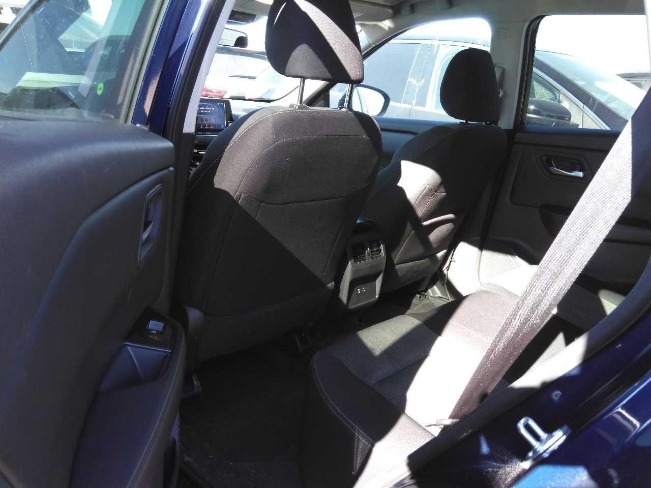 Nissan Rogue Vehicle Full-screen Gallery Image 7
