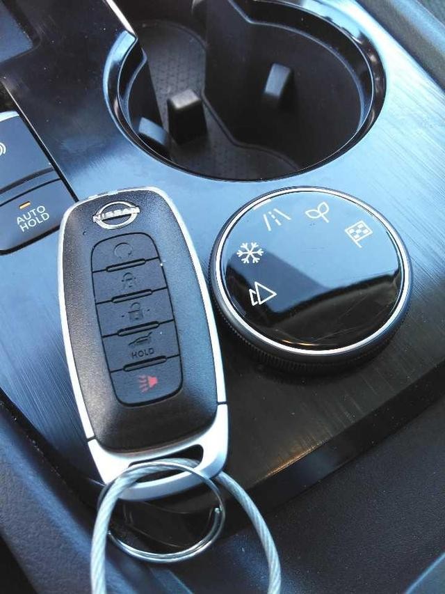 Nissan Rogue Vehicle Full-screen Gallery Image 8