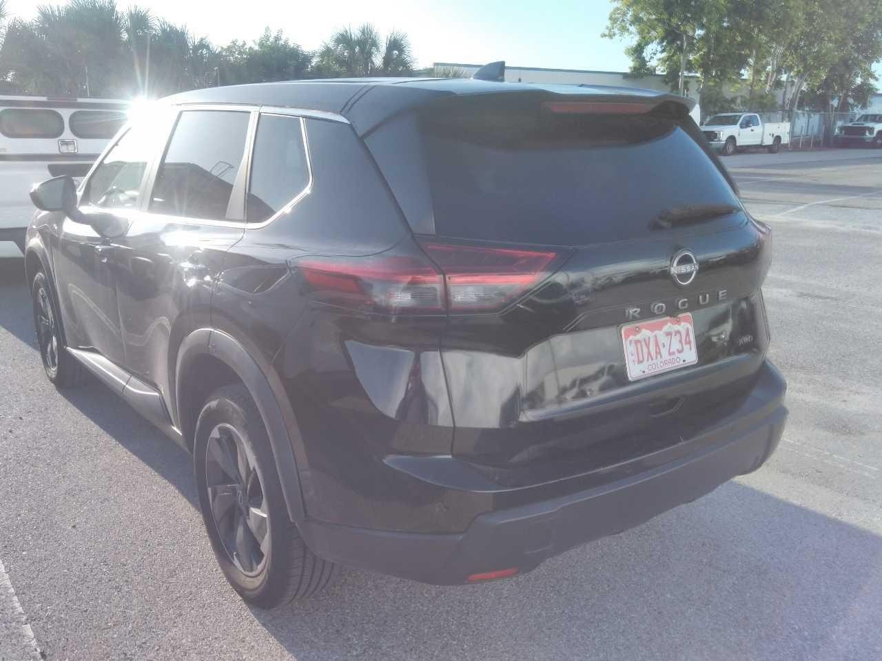 Nissan Rogue Vehicle Full-screen Gallery Image 2