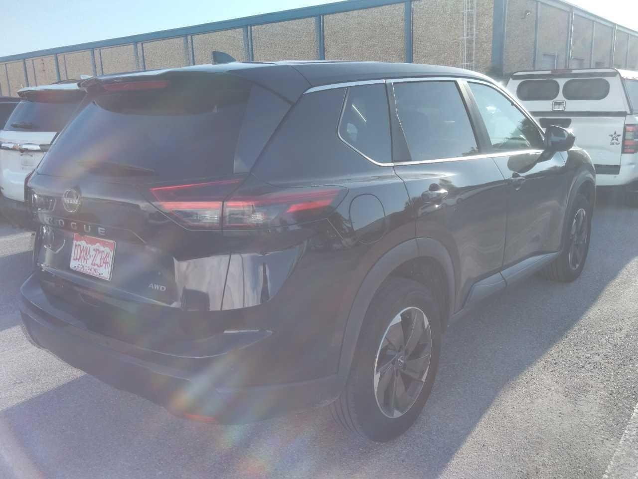 Nissan Rogue Vehicle Full-screen Gallery Image 3